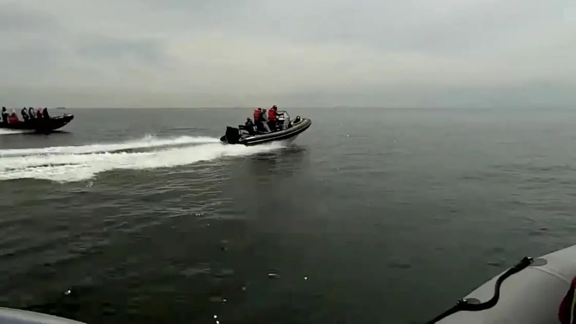 Dwie motorówki RIB z pasażerami w ślizgu na Zatoce Gdańskiej